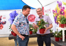 Ard Ammerlaan of Prudac showing the Heartbreaker tomato to Ferdi van Elswijk of Koppert, who was visiting the show.